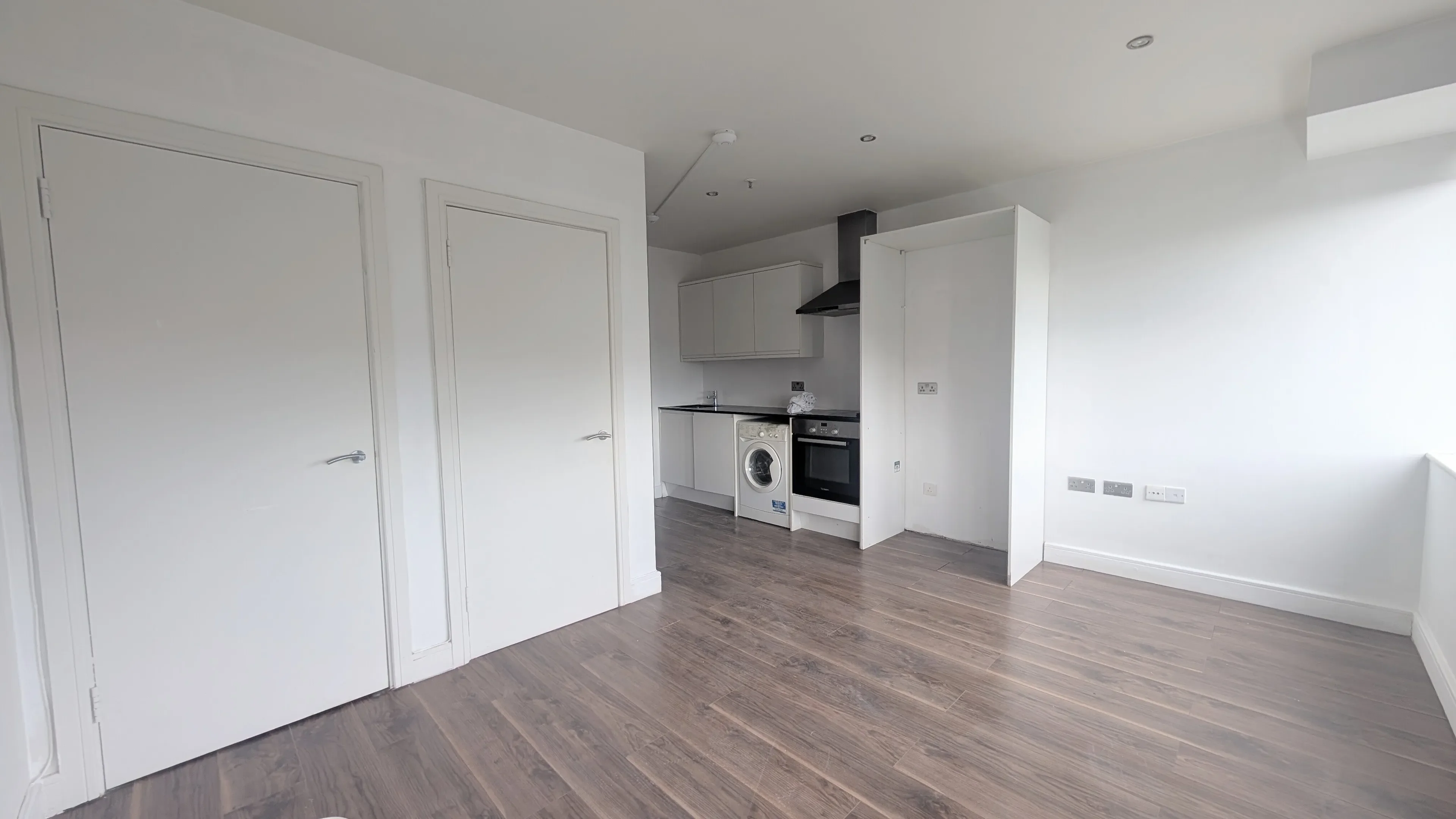 Flat Elmgrove Road in Greater London