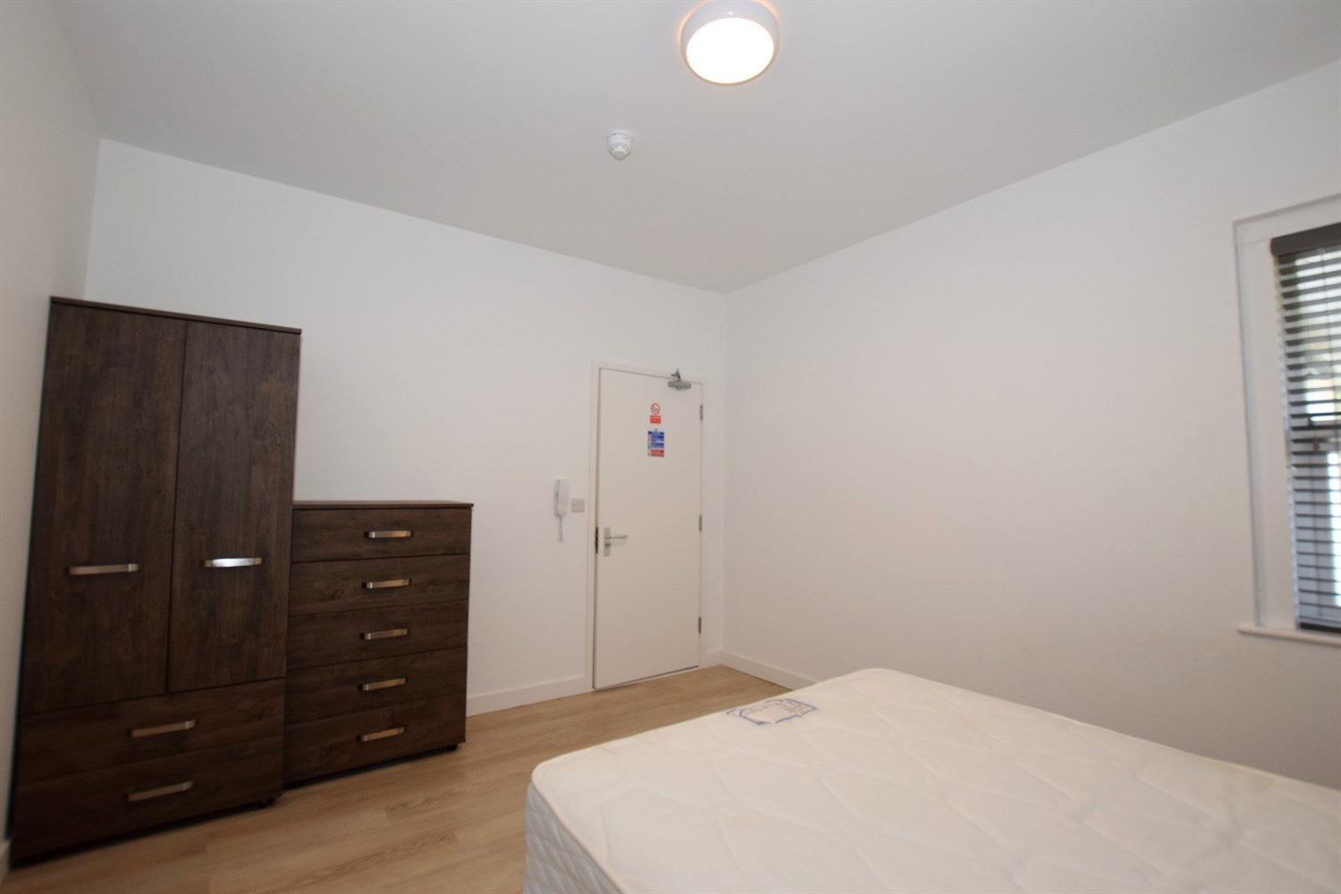 Room Longford Road in Arun