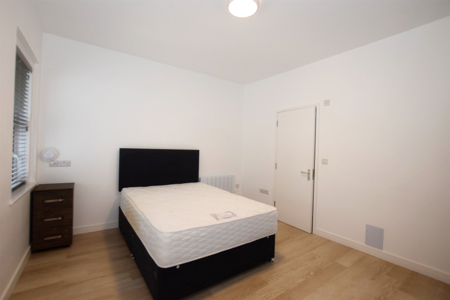 Room Longford Road in Arun