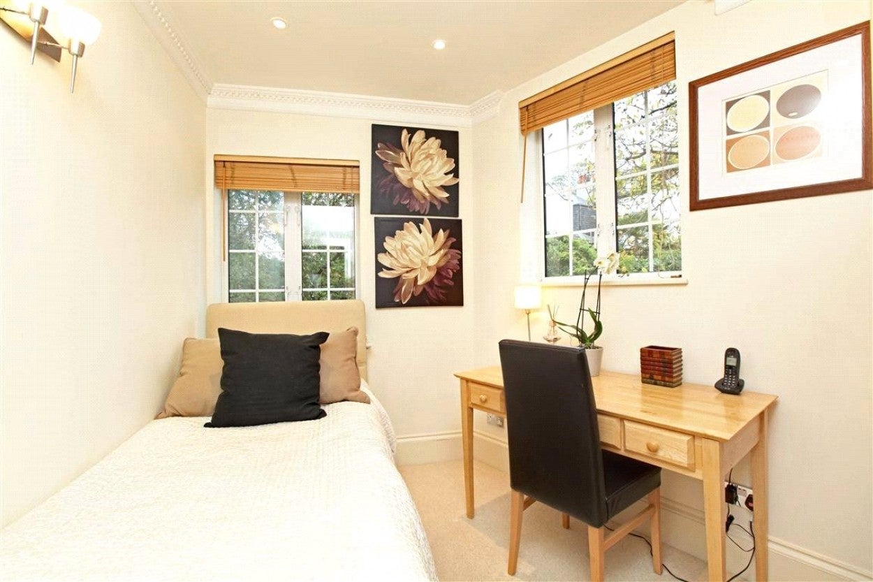 Flat The Mount in Greater London