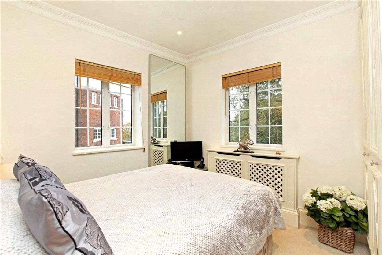 Flat The Mount in Greater London