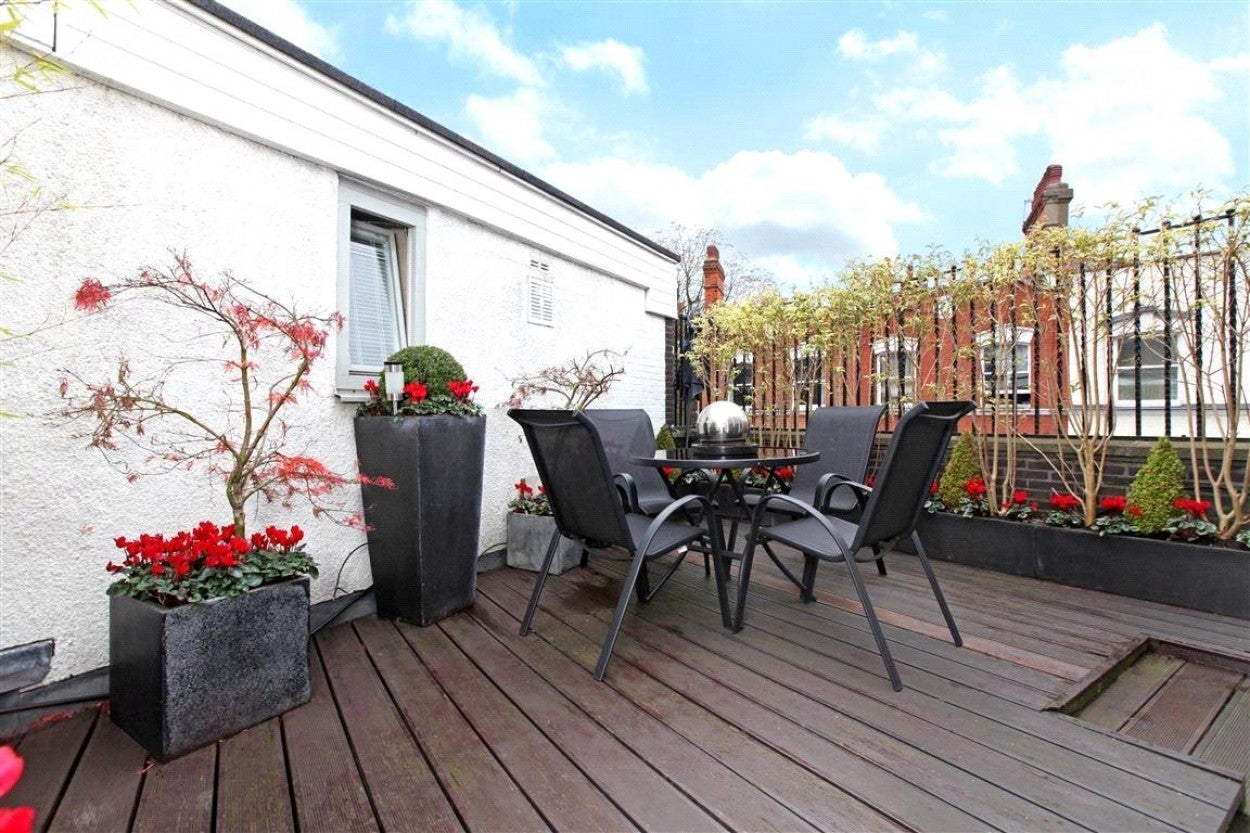 Flat The Mount in Greater London