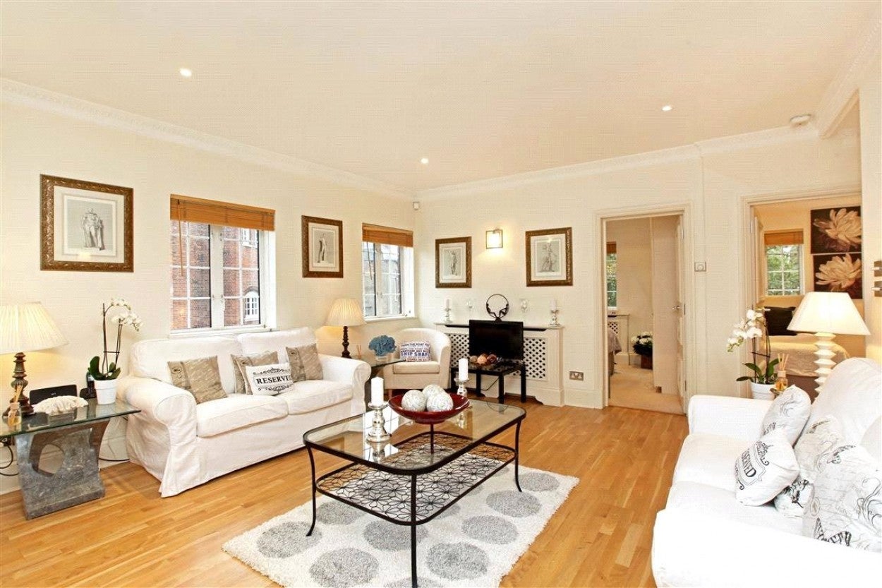 Flat The Mount in Greater London