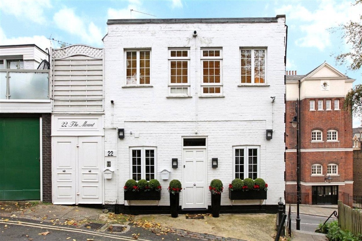 Flat The Mount in Greater London