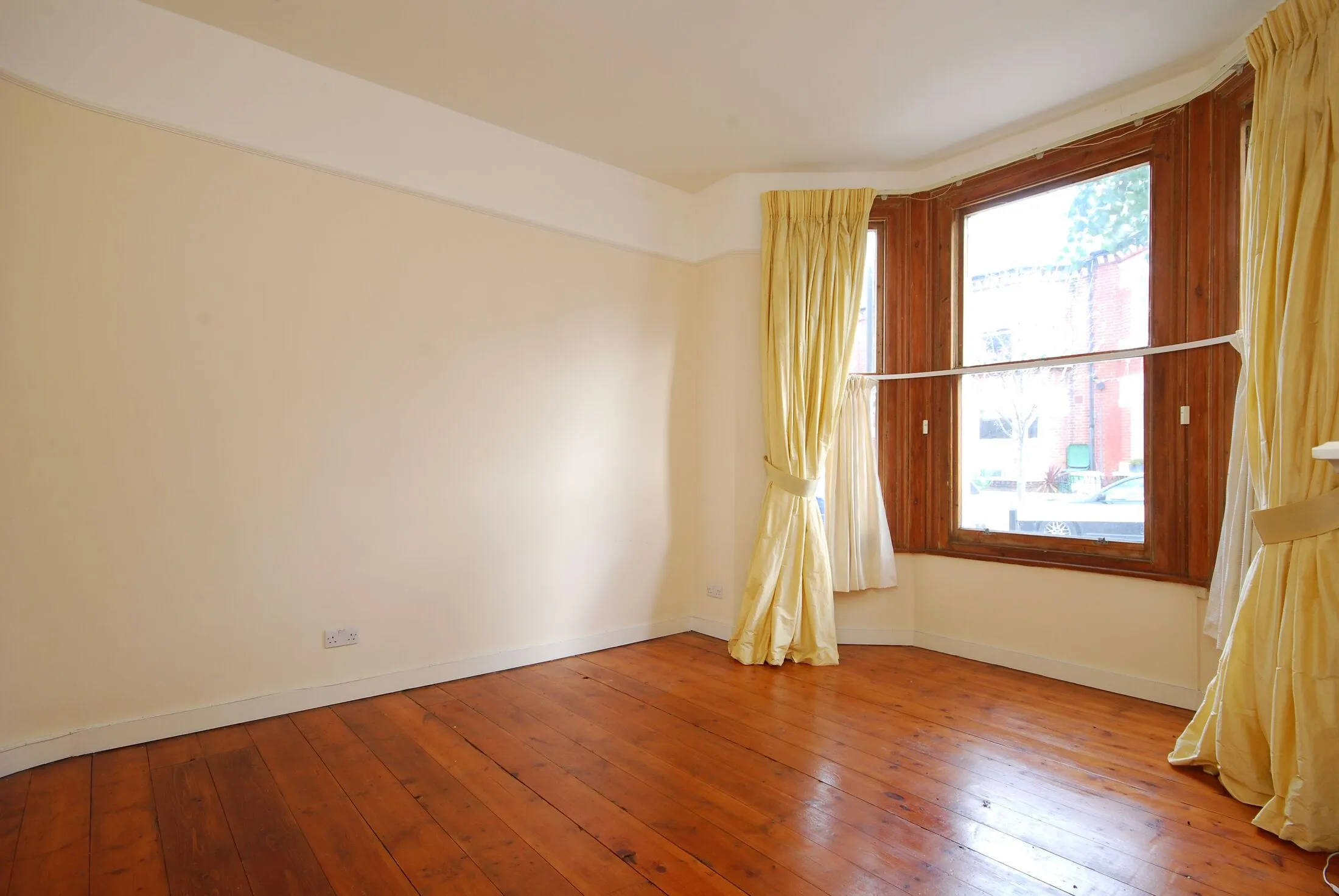 Flat Knoll Road in Greater London