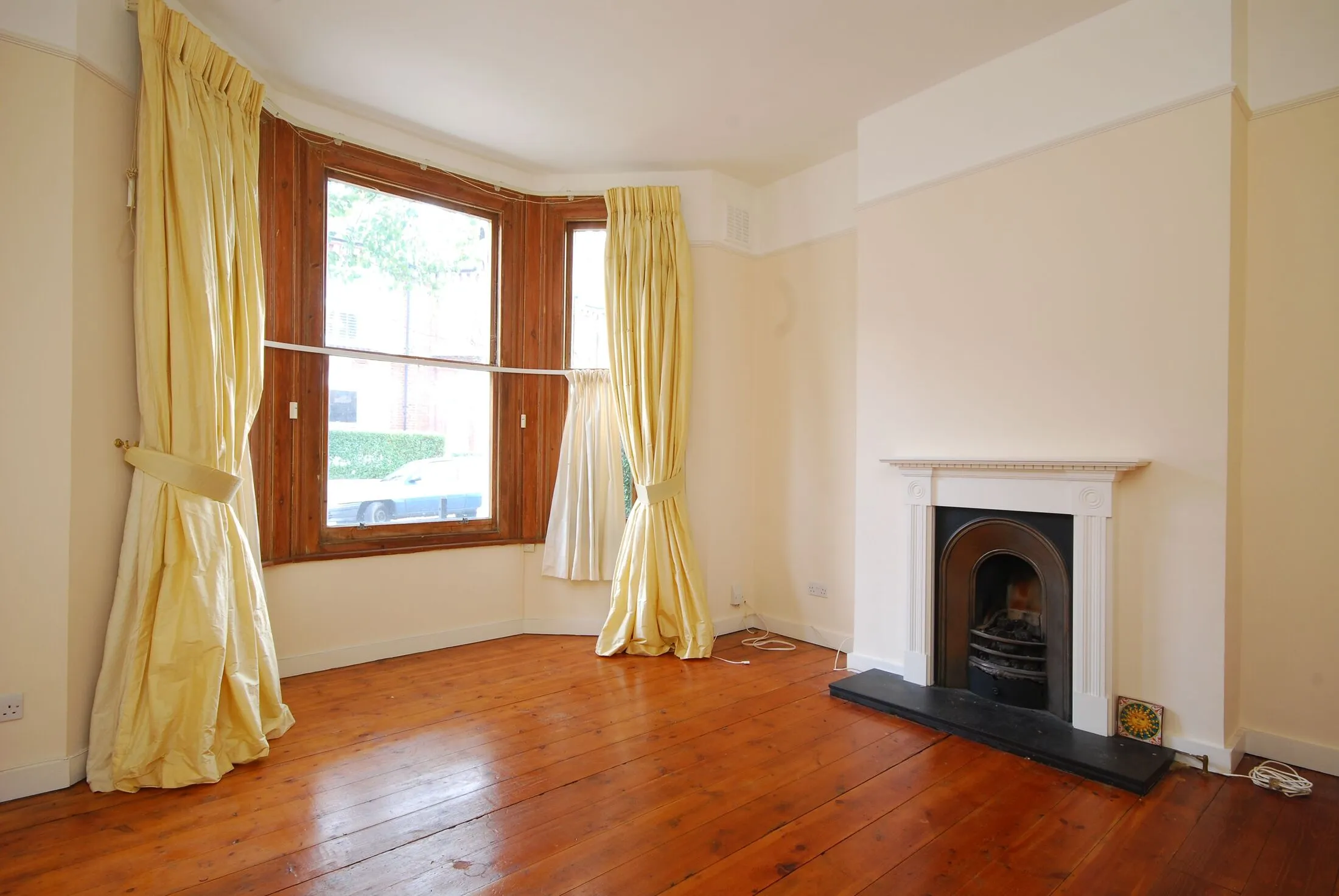 Flat Knoll Road in Greater London