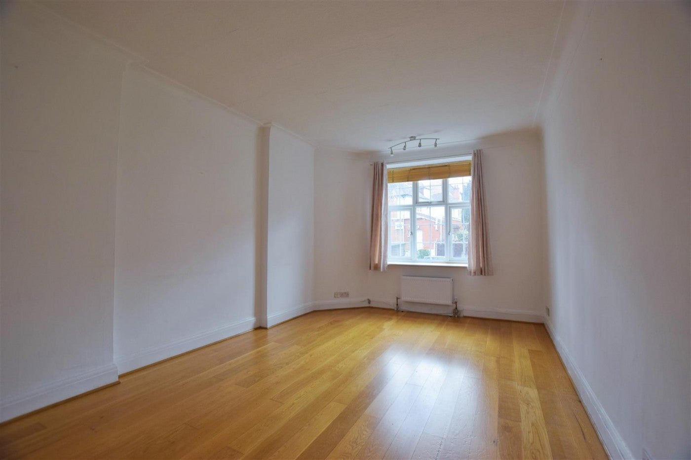 Flat Hendon Way in Greater London