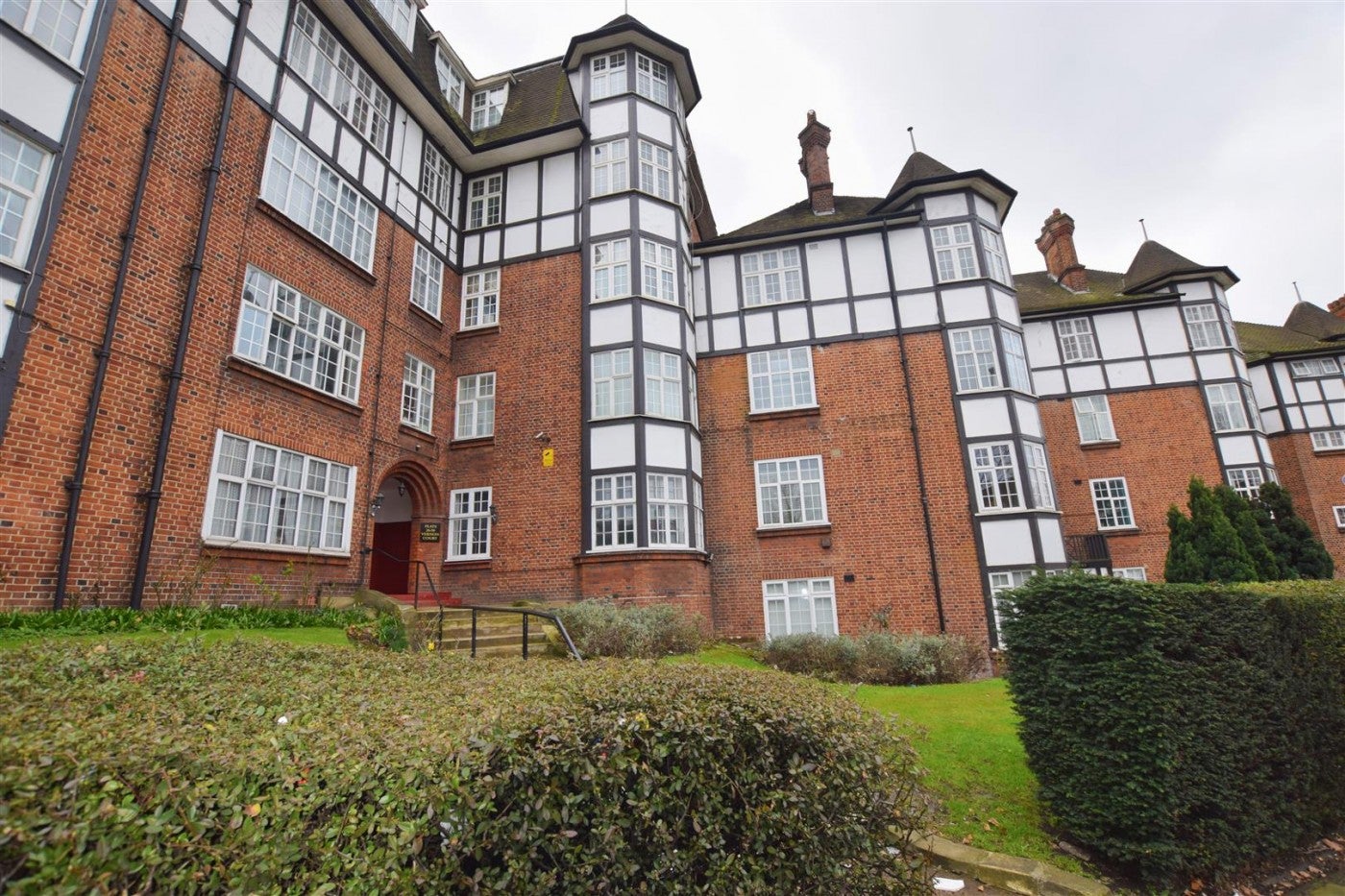 Flat Hendon Way in Greater London