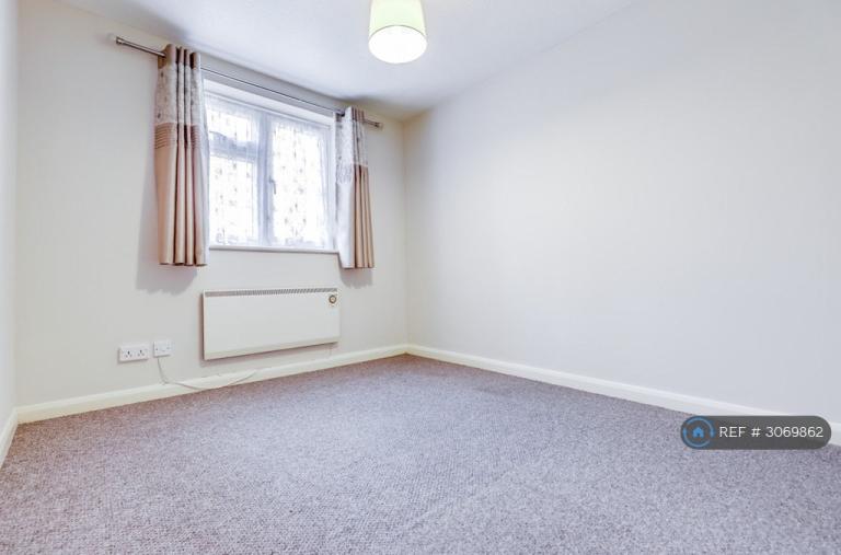 Flat Barkwood Close in Greater London