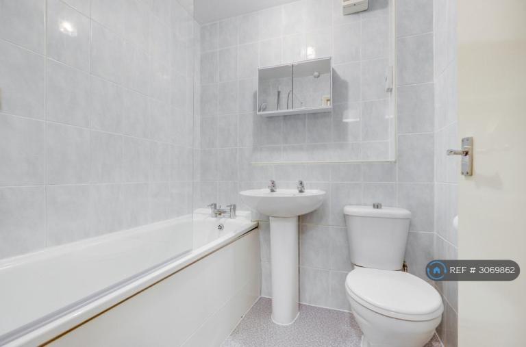 Flat Barkwood Close in Greater London