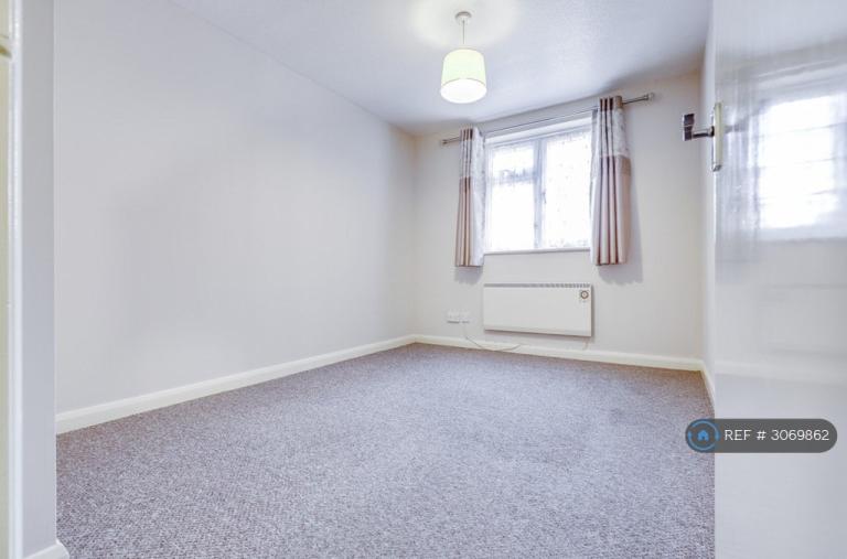 Flat Barkwood Close in Greater London
