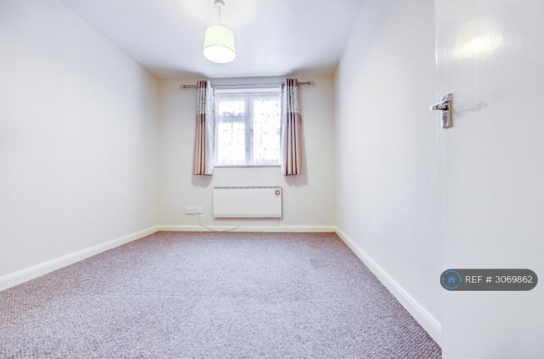 Flat Barkwood Close in Greater London