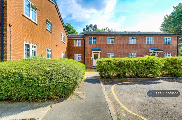 Flat Barkwood Close in Greater London