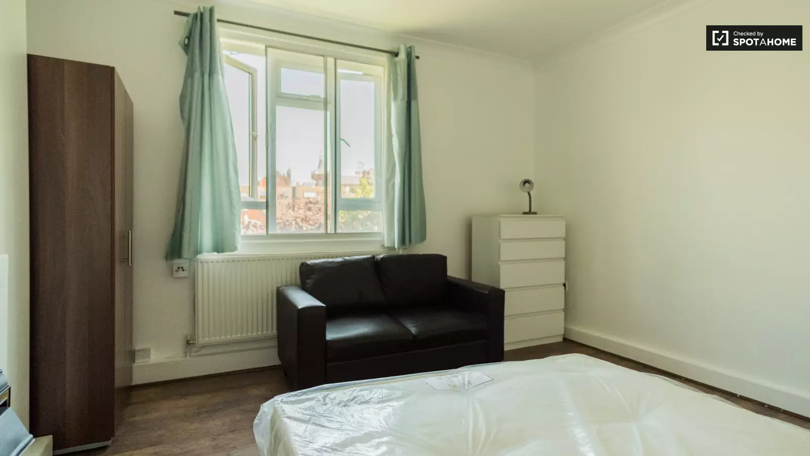 Flat Queen Caroline Street in Greater London