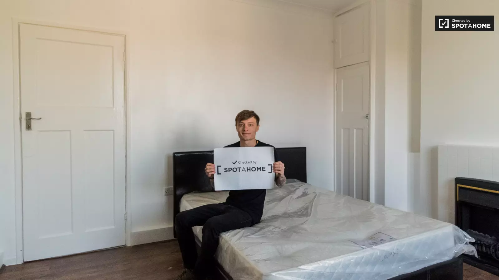 Flat Queen Caroline Street in Greater London