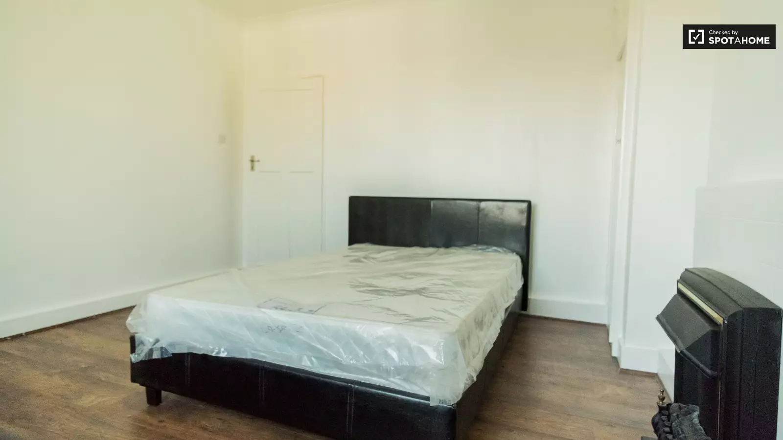 Flat Queen Caroline Street in Greater London