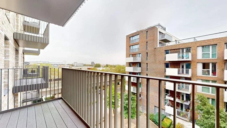 Flat Bramwell Way in Greater London