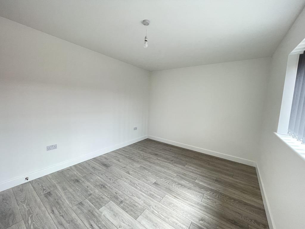 Flat Wellington Way in Waterlooville
