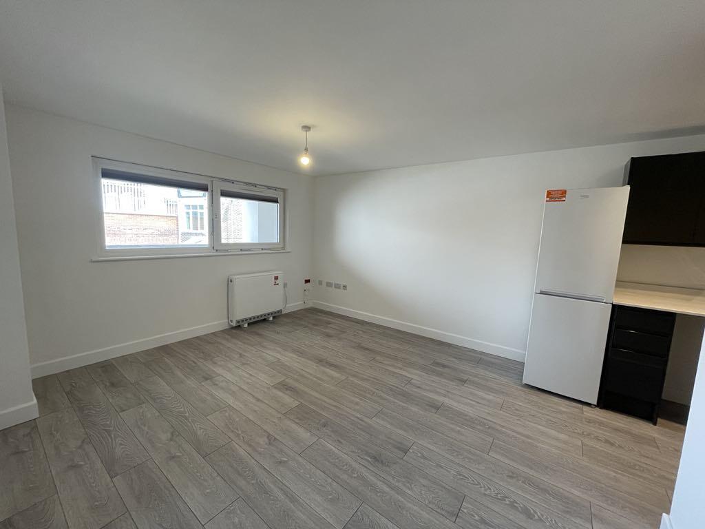 Flat Wellington Way in Waterlooville