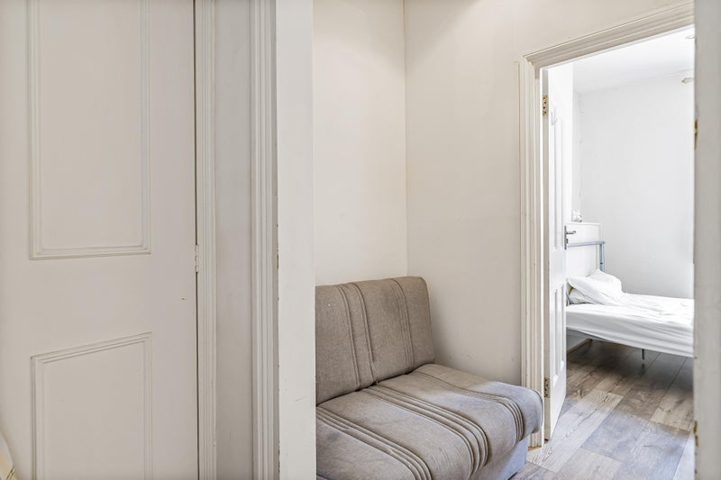 Room Lillie Road in Greater London