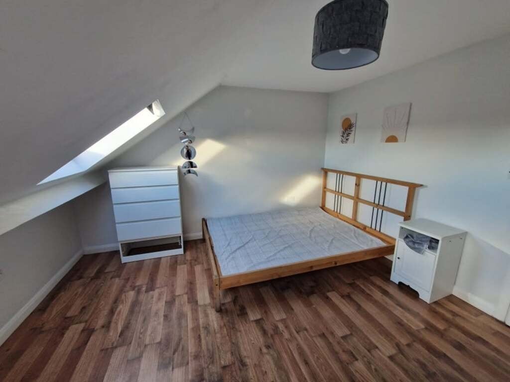 Room Clinton Road in Greater London