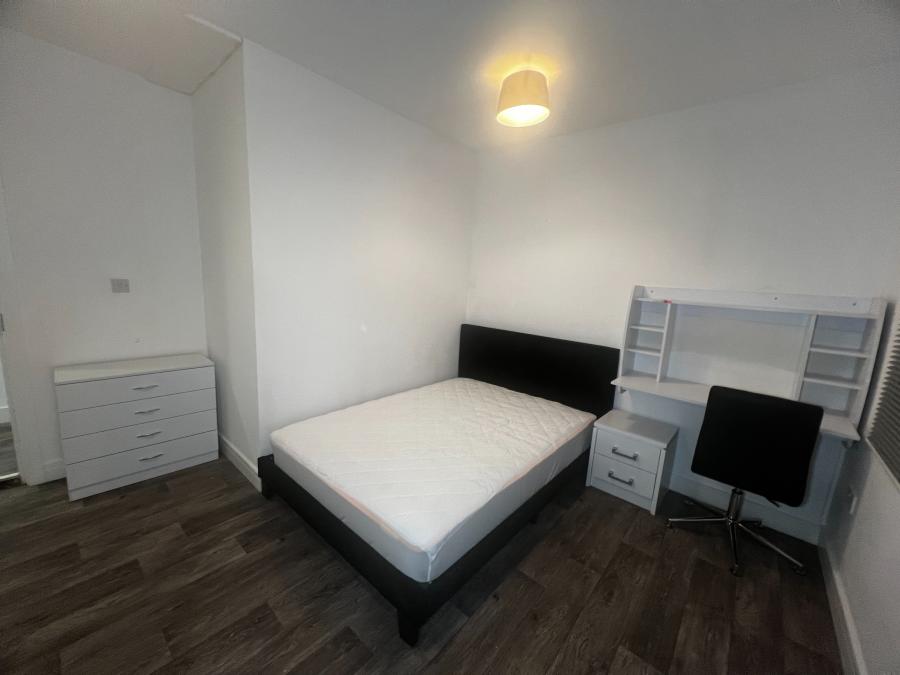 Flat Millstone Lane in Leicester
