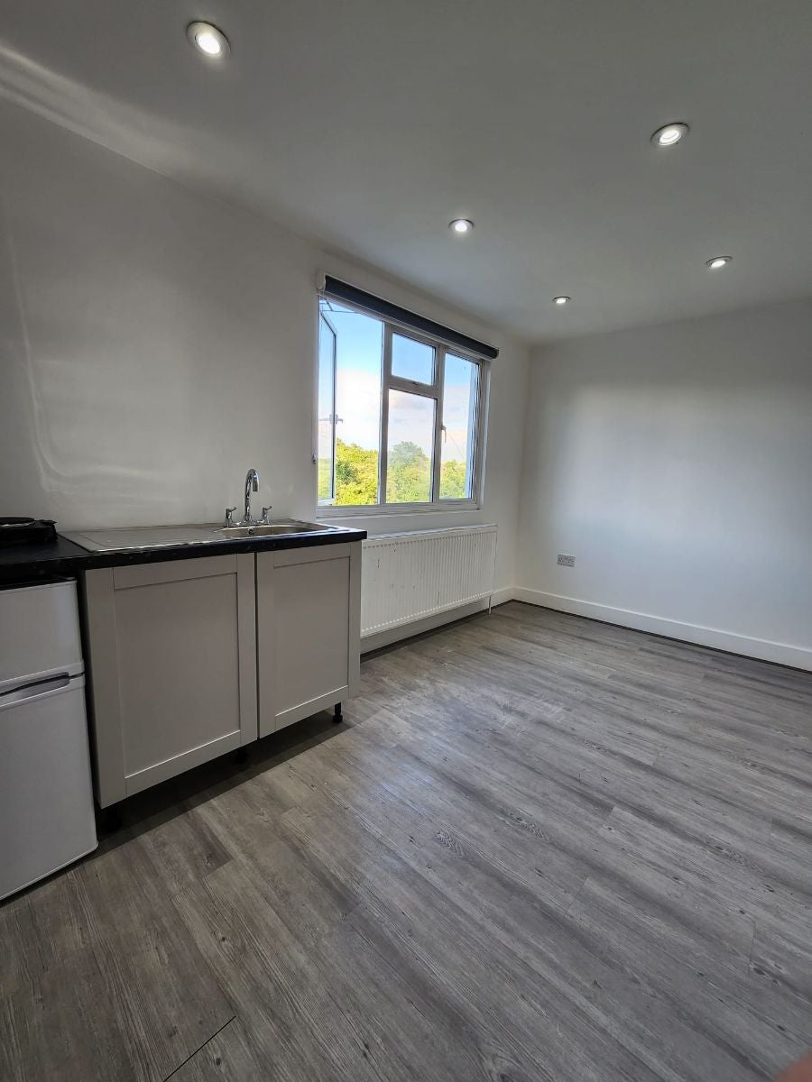 Flat Elmstead Avenue in Greater London