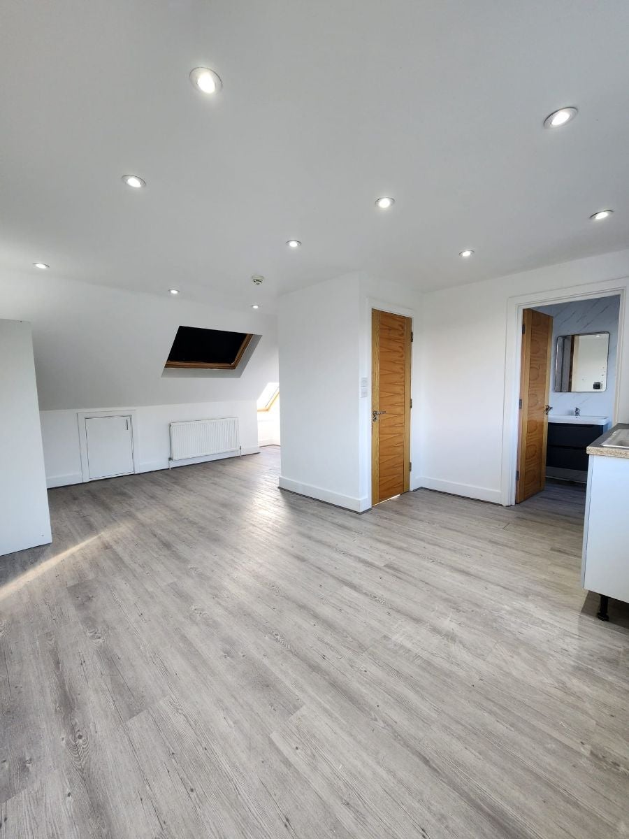 Flat Elmstead Avenue in Greater London