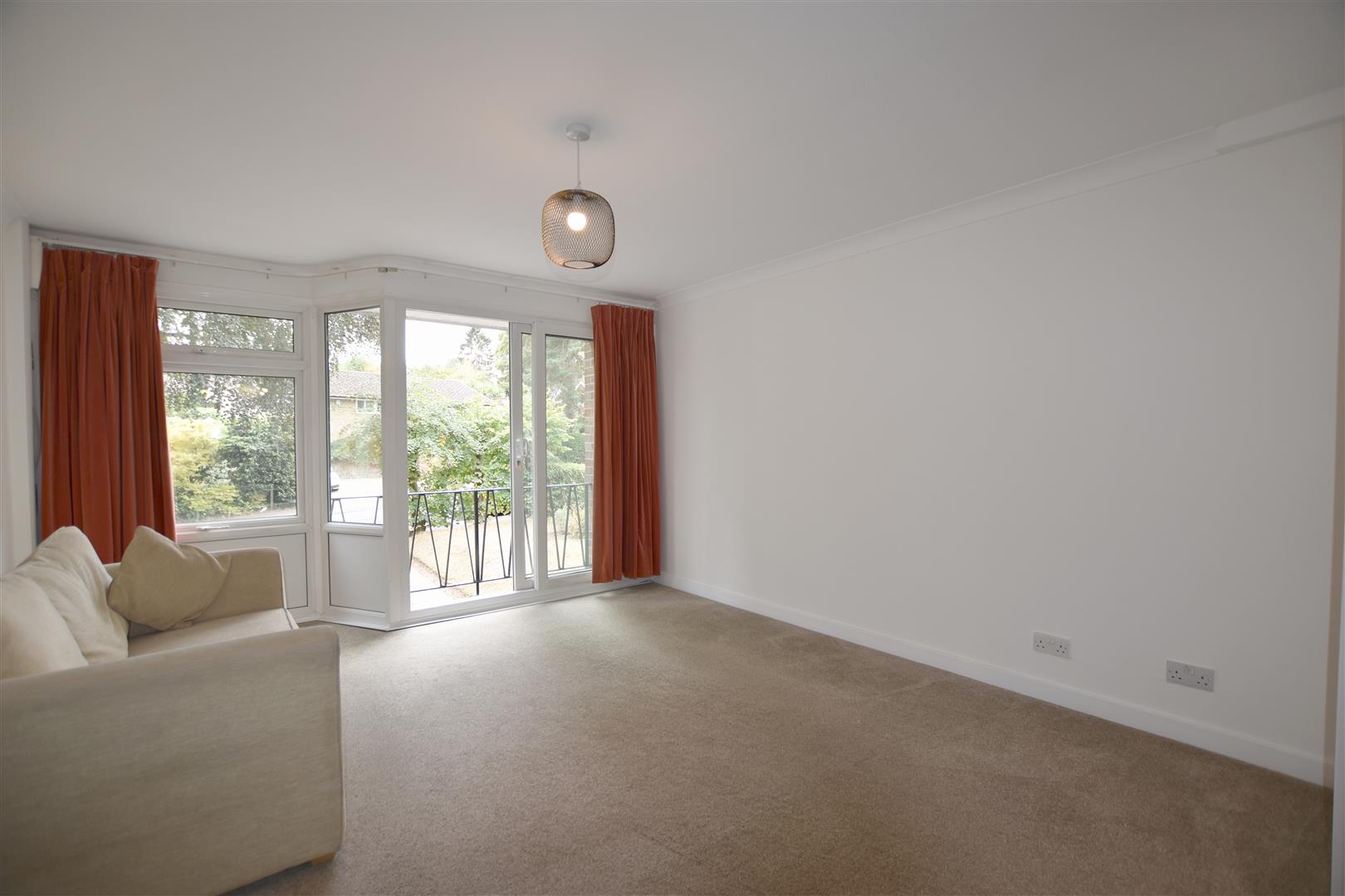 Flat Blackborough Road in Reigate and Banstead