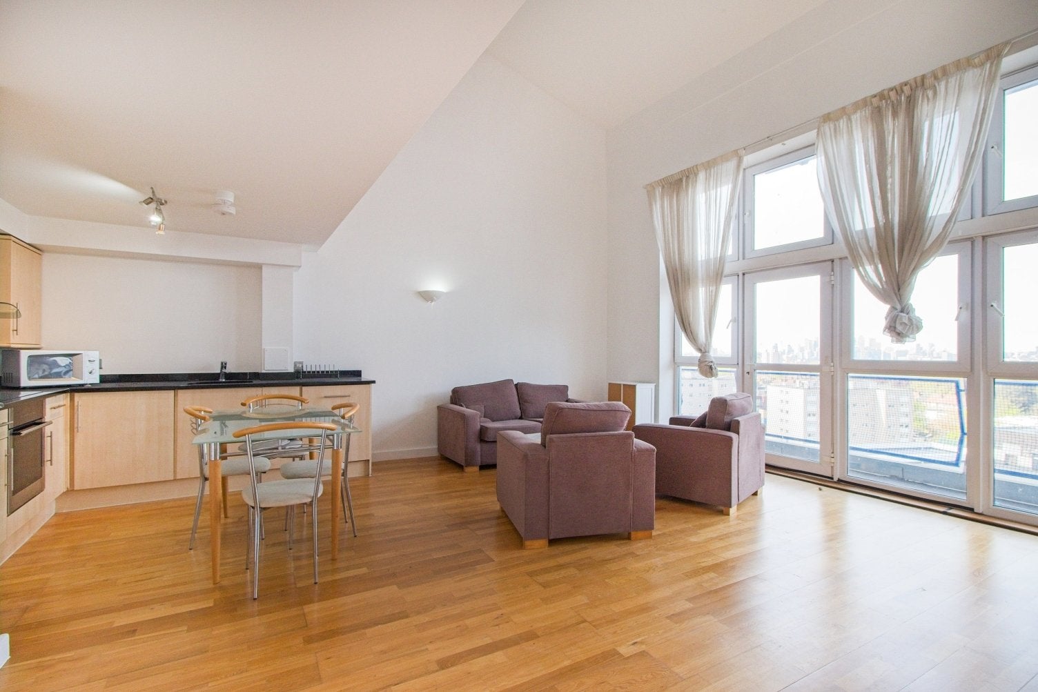 Flat Thomas Street in Greater London