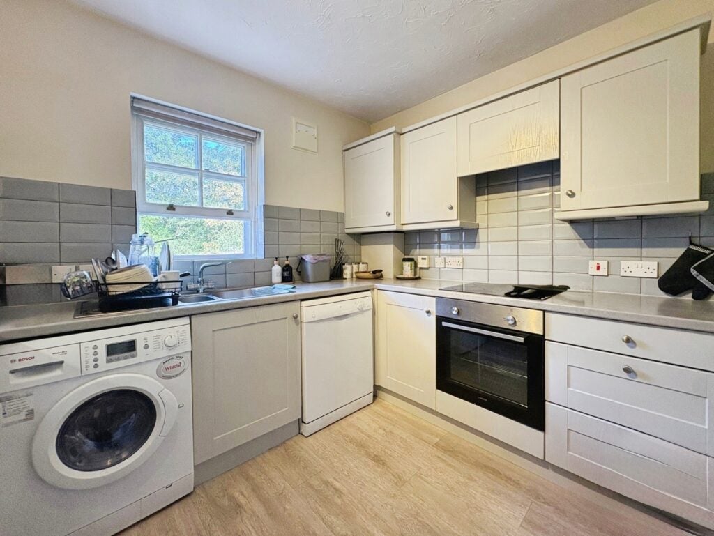 Flat Markham Court in Surrey Heath