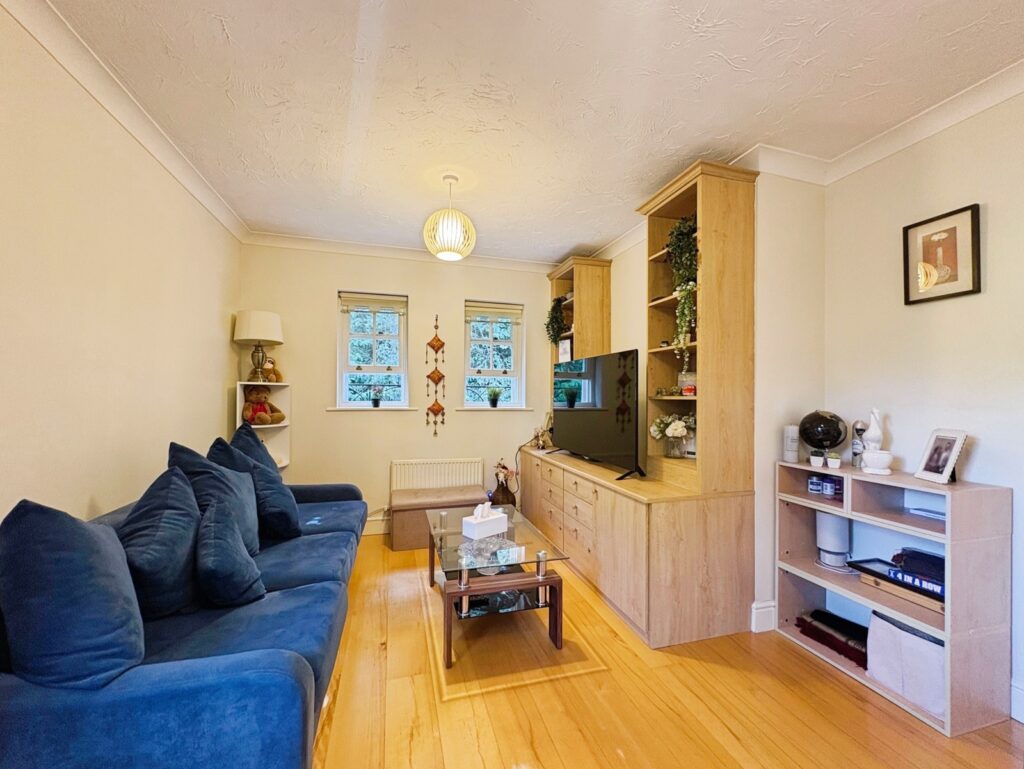 Flat Markham Court in Surrey Heath