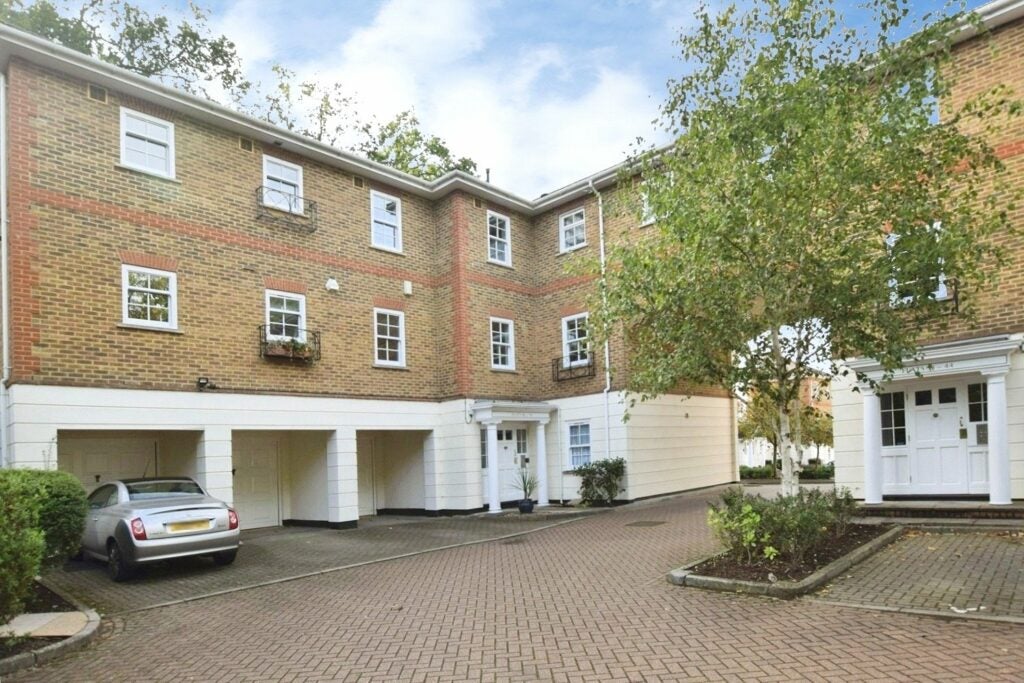 Flat Markham Court in Surrey Heath