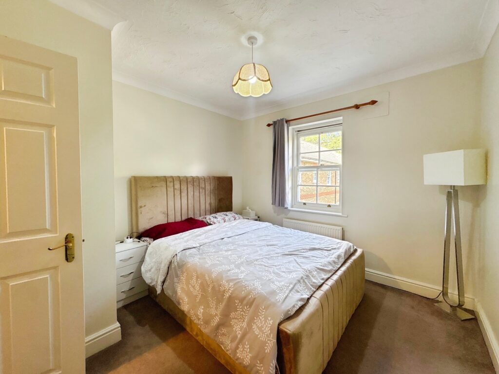 Flat Markham Court in Surrey Heath