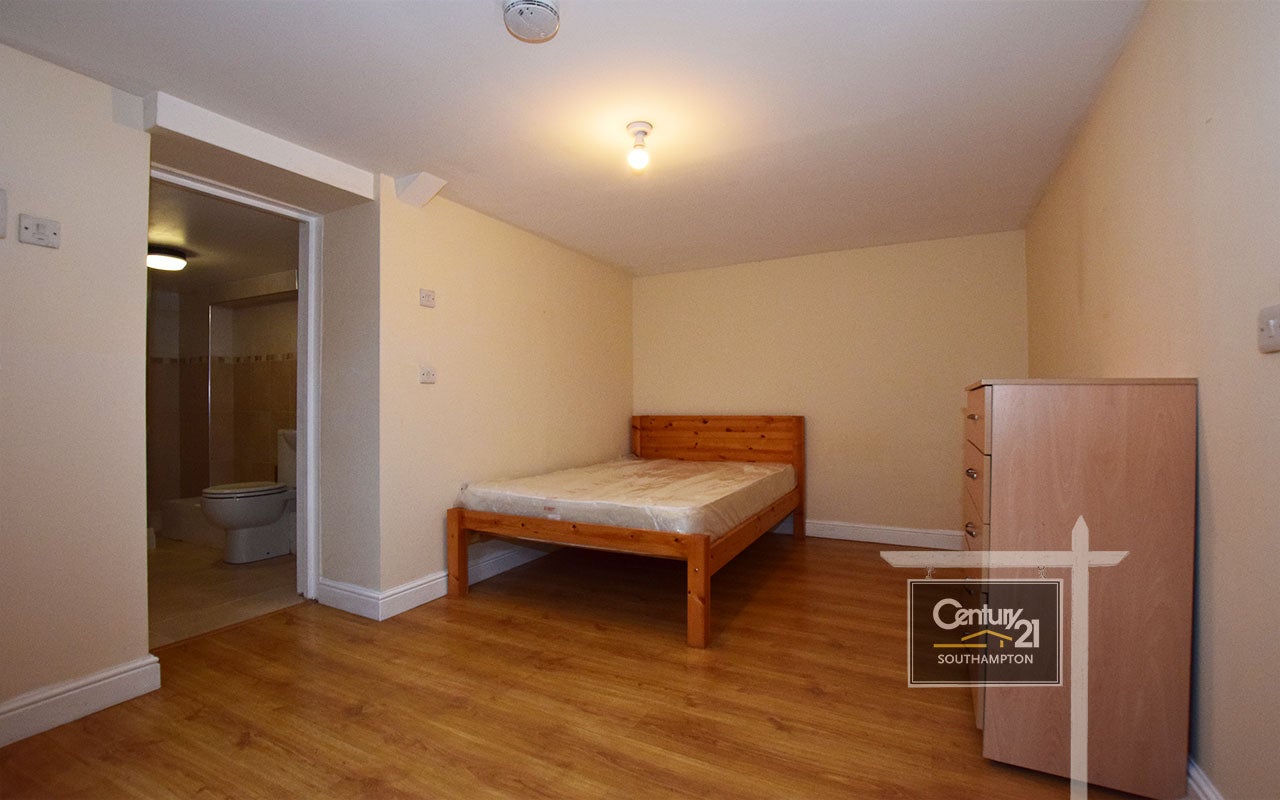Flat Padwell Road in Southampton