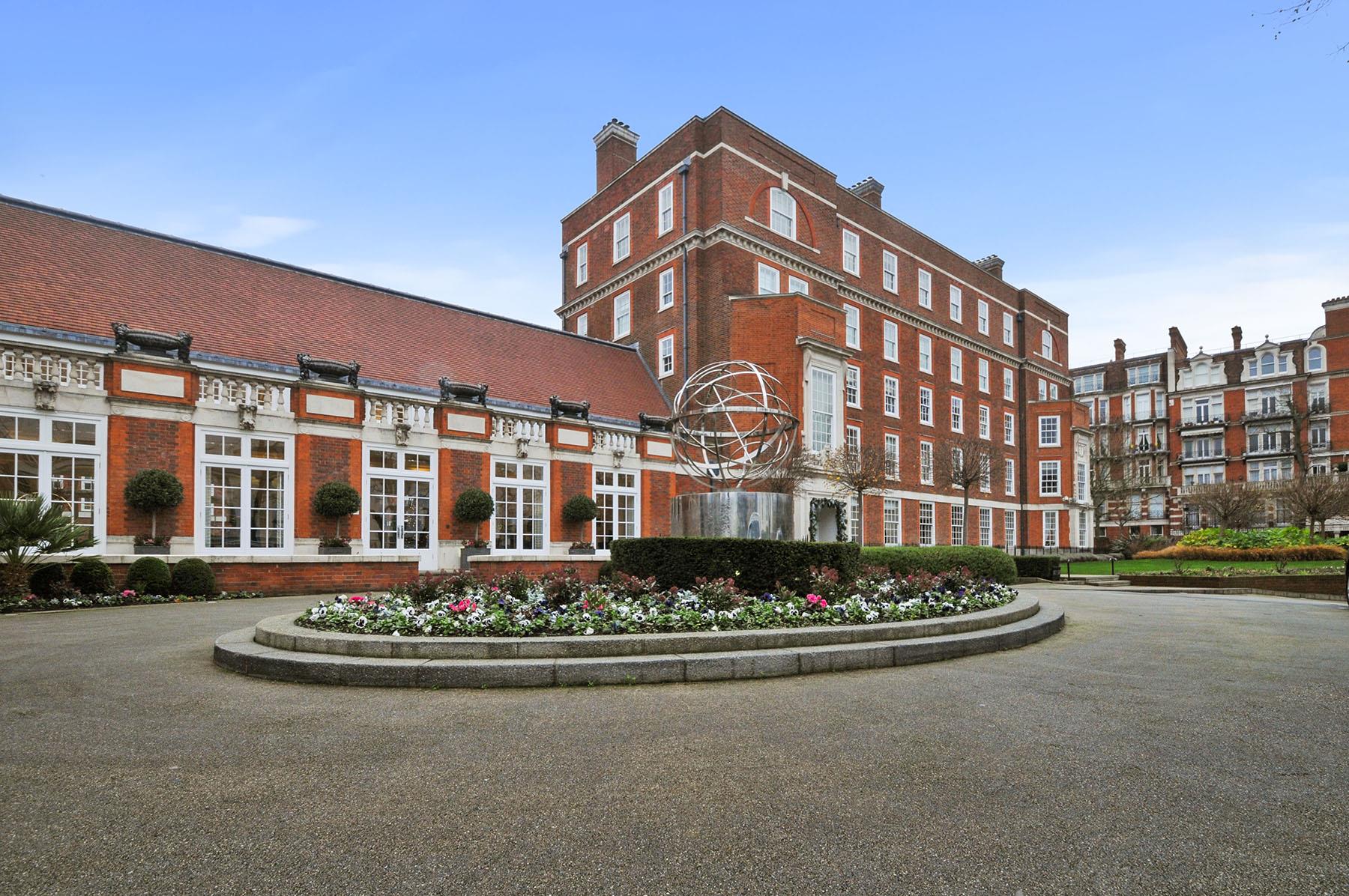 Flat Duchess of Bedford's Walk in Greater London