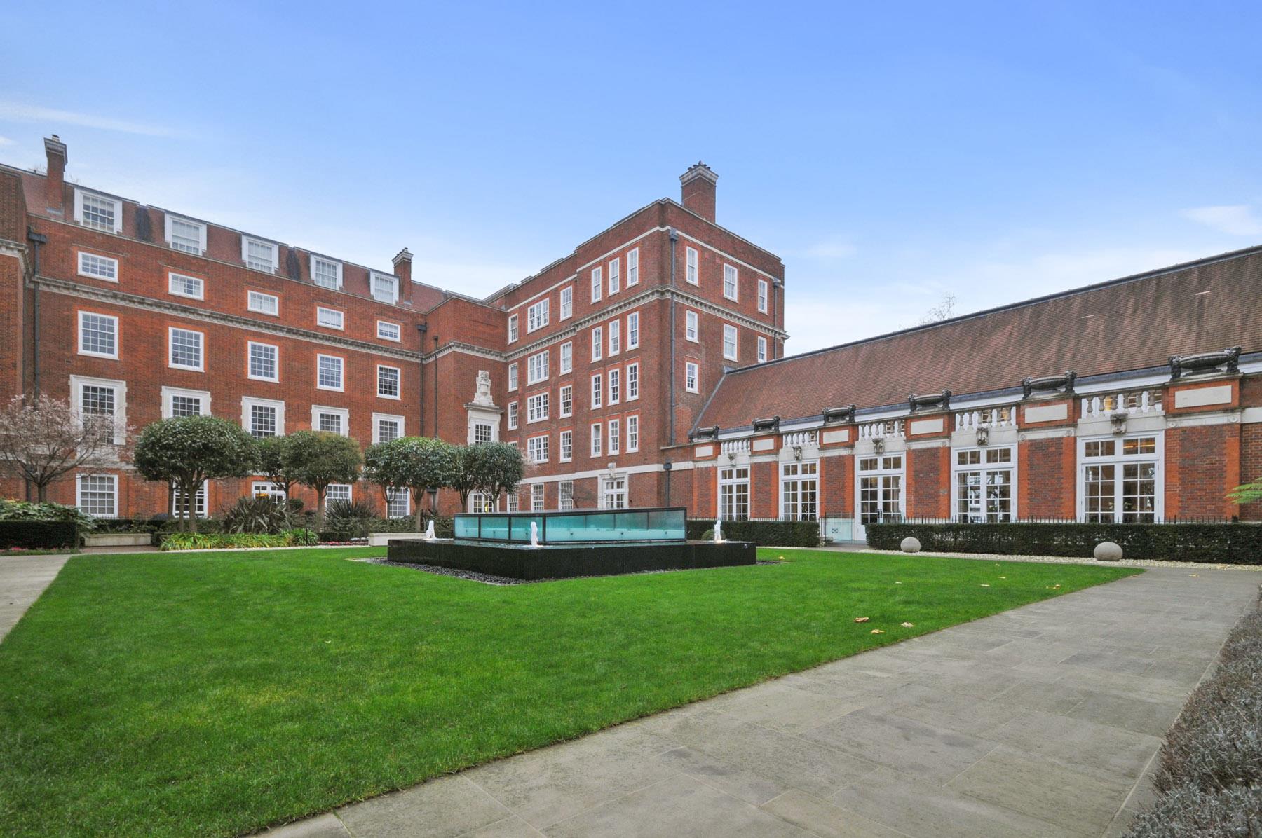 Flat Duchess of Bedford's Walk in Greater London