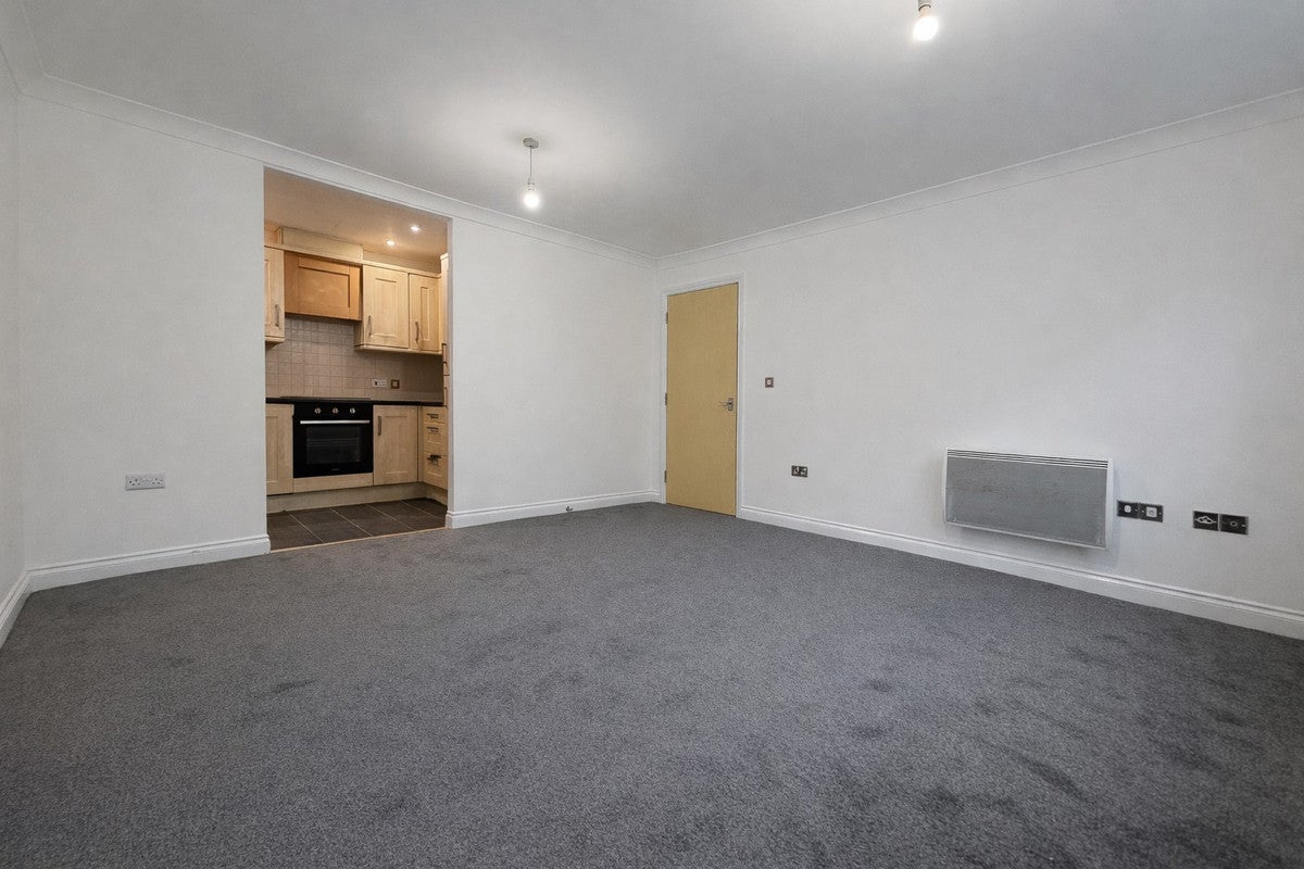 Flat Albany Gardens in Colchester