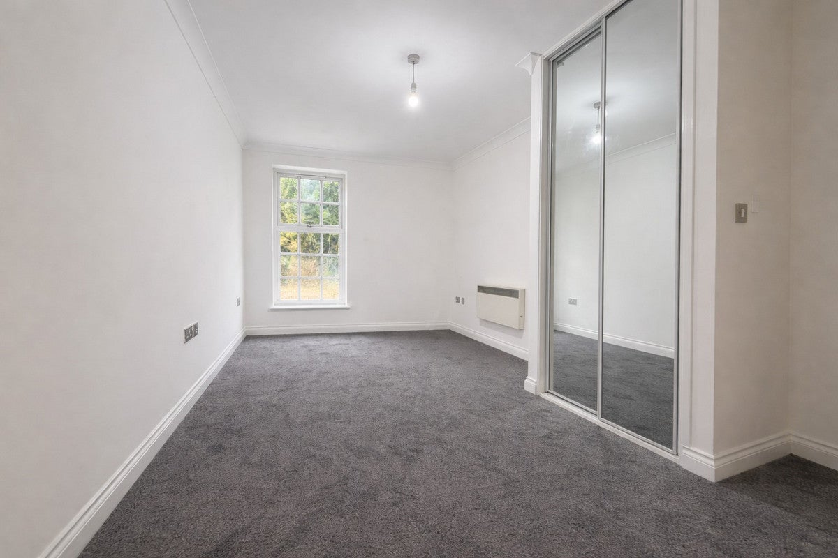 Flat Albany Gardens in Colchester