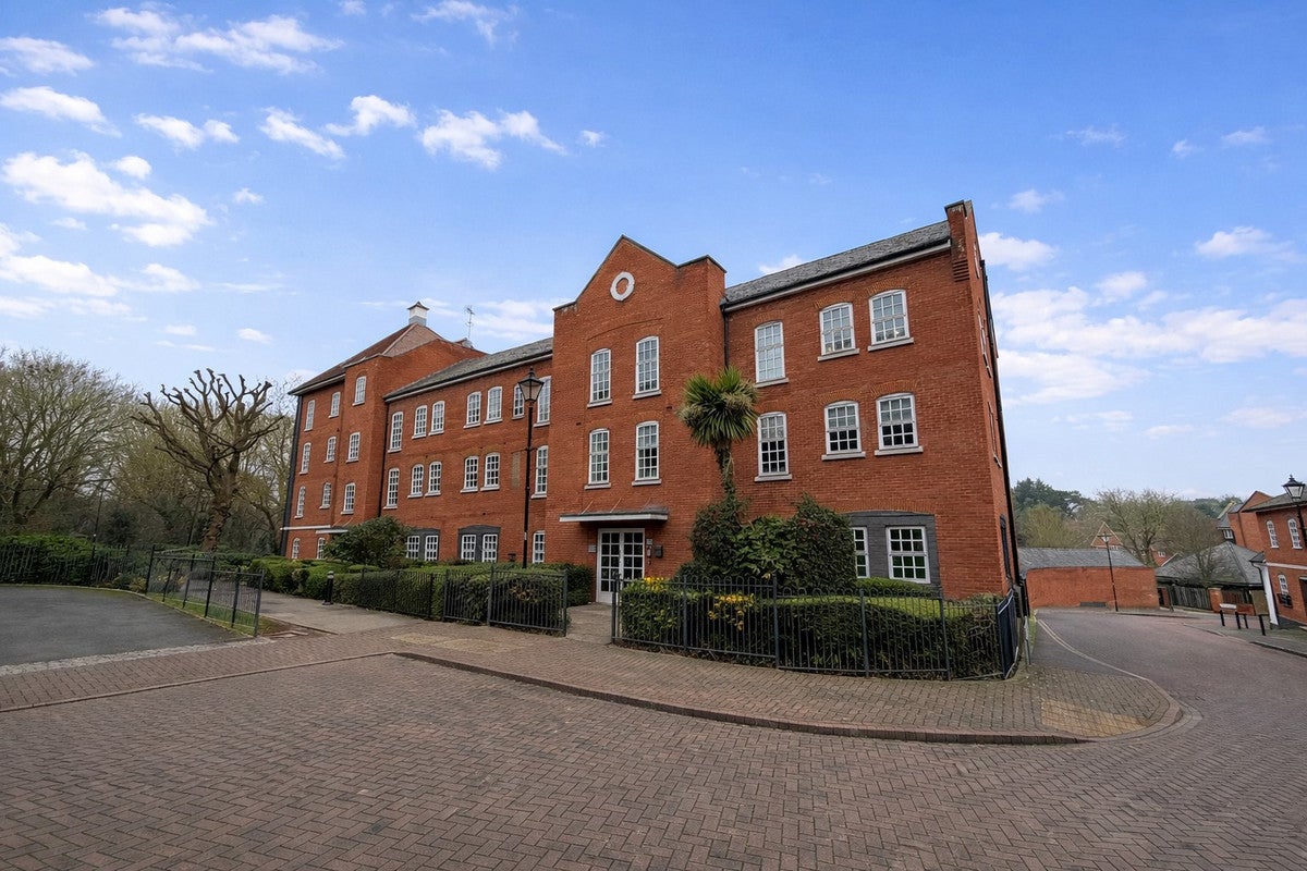 Flat Albany Gardens in Colchester