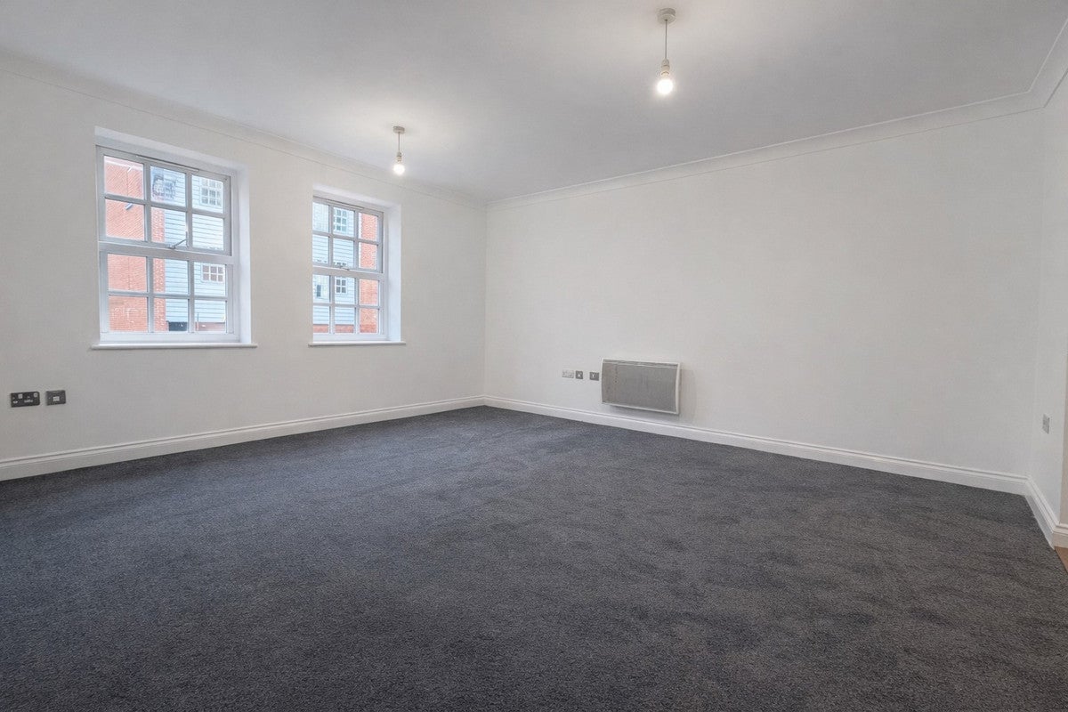 Flat Albany Gardens in Colchester