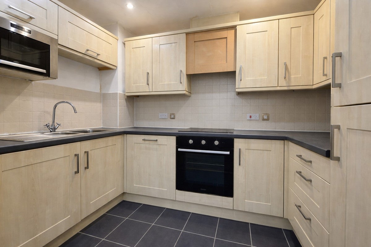 Flat Albany Gardens in Colchester