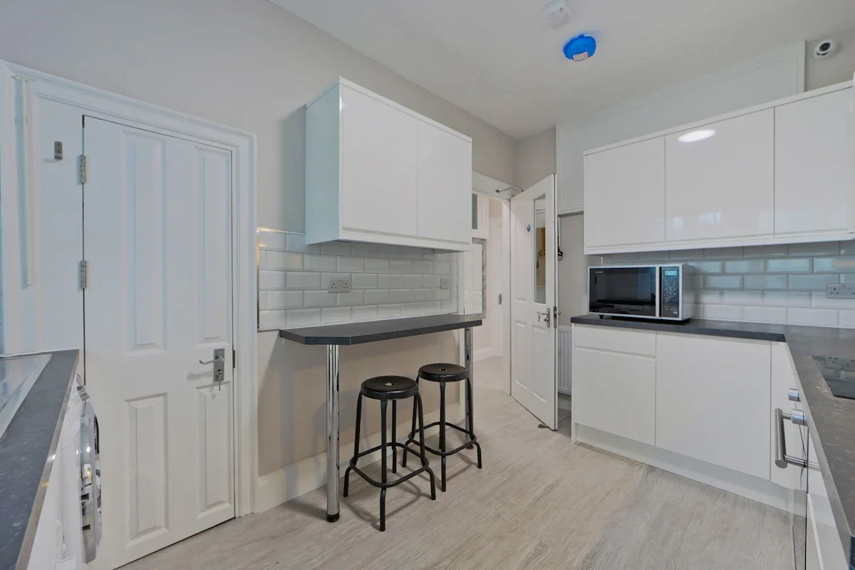 Room Watford Way in Greater London