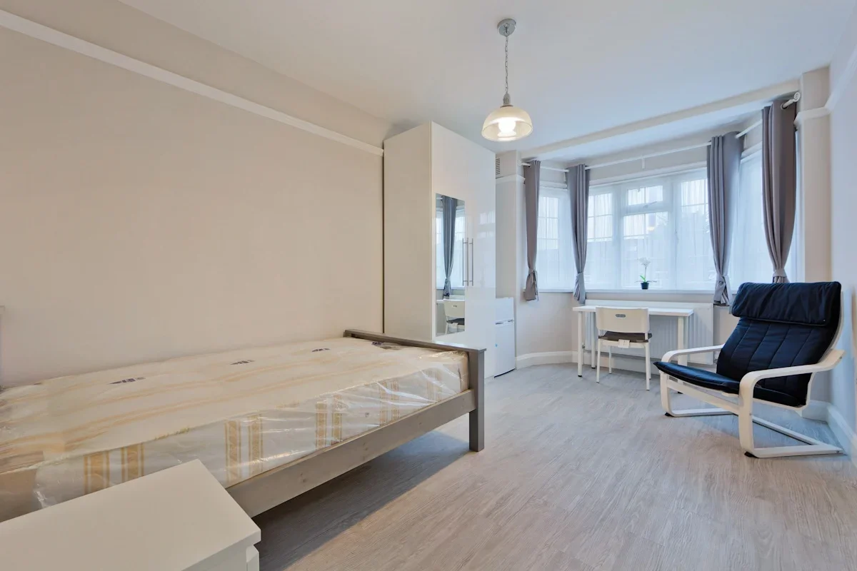 Room Watford Way in Greater London