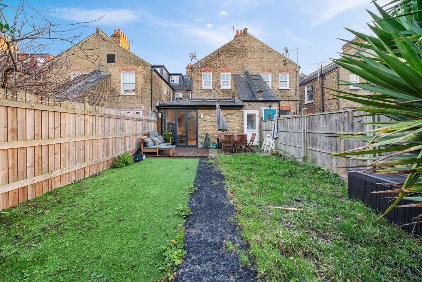 Flat Jeddo Road in Greater London