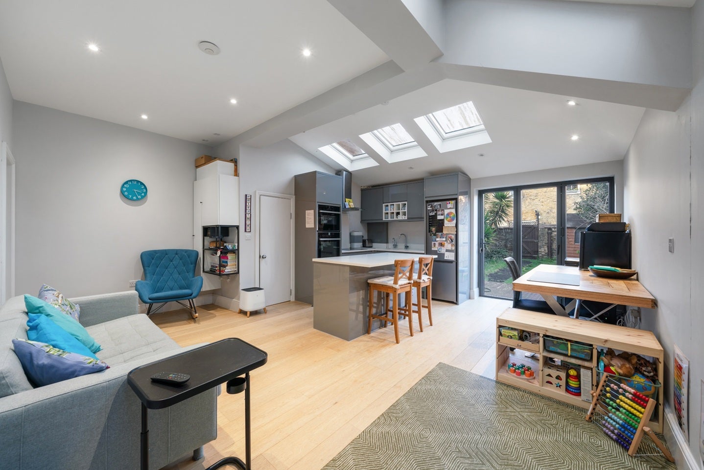 Flat Jeddo Road in Greater London