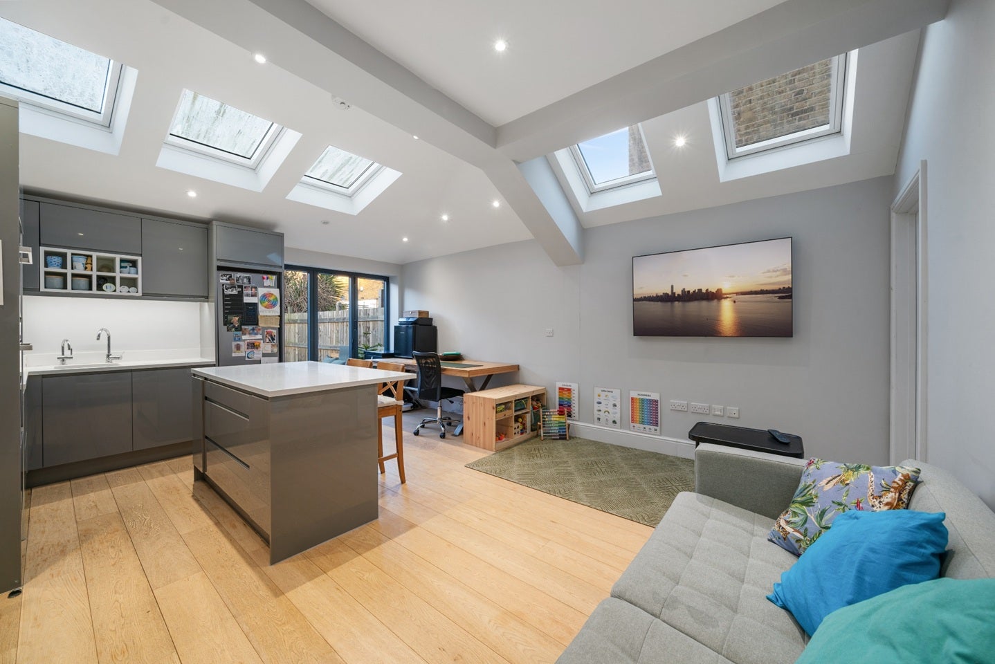 Flat Jeddo Road in Greater London