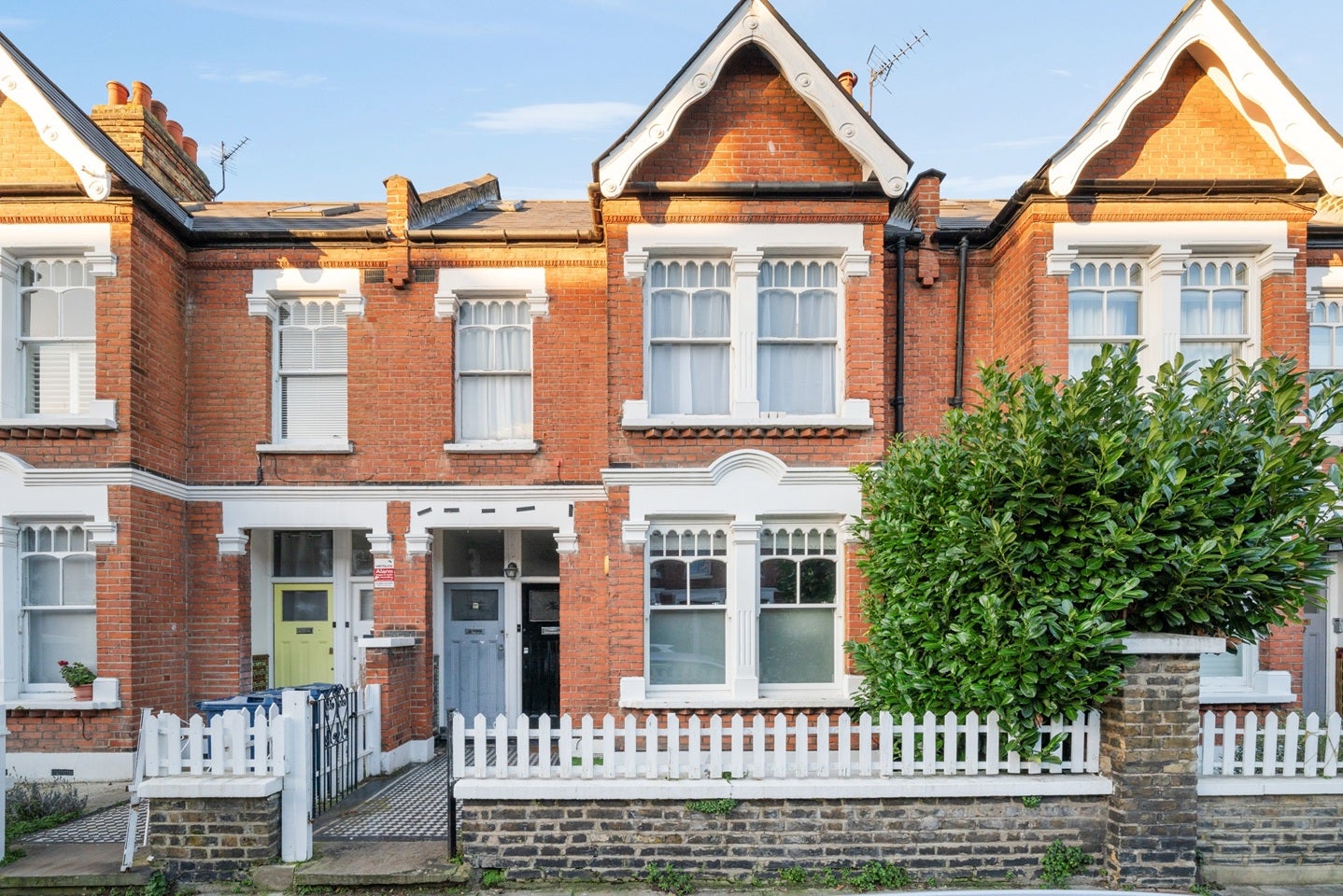 Flat Jeddo Road in Greater London