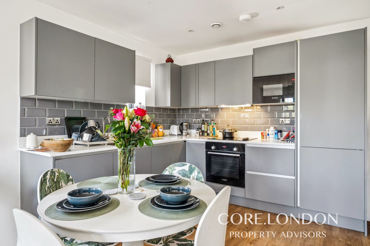 Flat Gunnersbury Avenue in Greater London