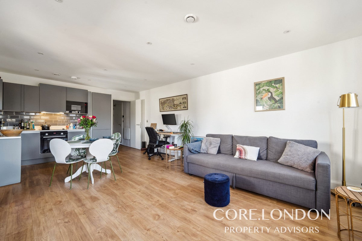Flat Gunnersbury Avenue in Greater London